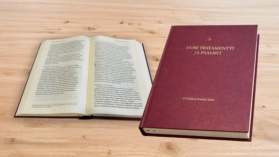 Kovakantinen, kultakirjaimin koristeltu Uusi testamentti ja Pselmit